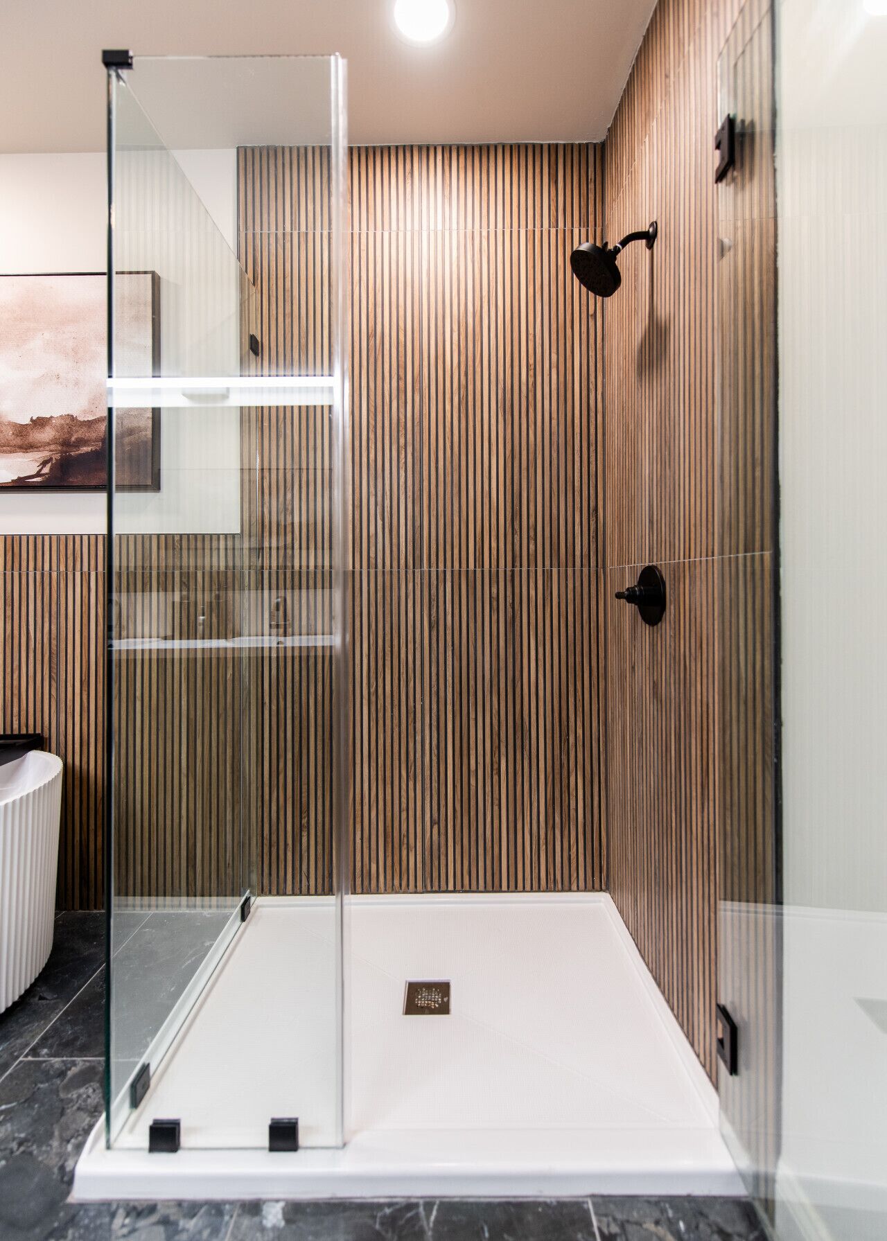 Een douche, milieuvriendelijke toiletartikelen, een haardroger