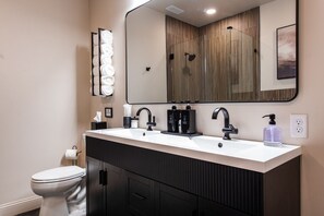 Douche, articles de toilette écologiques, séchoir à cheveux