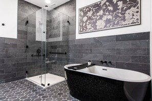 Dusche, umweltfreundliche Kosmetikartikel, Haartrockner, Handtücher