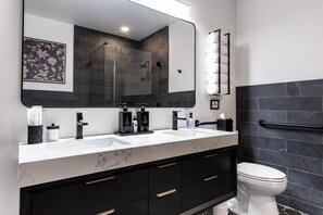 Douche, articles de toilette écologiques, séchoir à cheveux