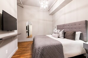 2 chambres, bureau, fer et planche à repasser, lit de bébé portatif