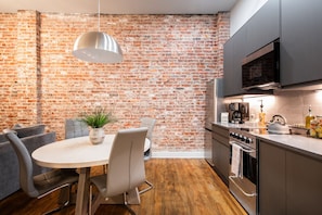 Réfrigérateur, four à micro-ondes, un four, surface de cuisson