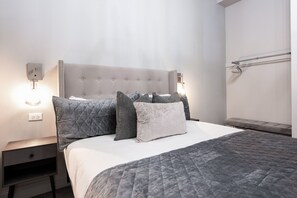 2 chambres, bureau, fer et planche à repasser, lit de bébé portatif