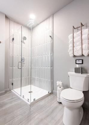 Douche, articles de toilette écologiques, séchoir à cheveux