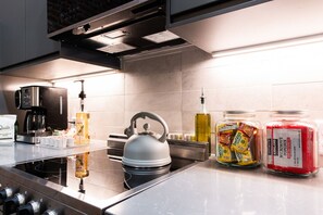 Réfrigérateur, four à micro-ondes, un four, surface de cuisson