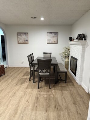Dining - 3-bedroom house in terrific Las Vegas with AC (Las Vegas)