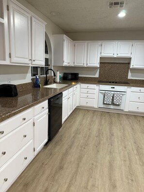 Mikrowelle, Ofen, Herdplatte, Geschirrspüler