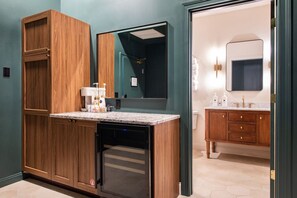 Shower, eco-friendly toiletries, towels - Hollyhock Suite 504: 1 bed/1 bath (Louisville)