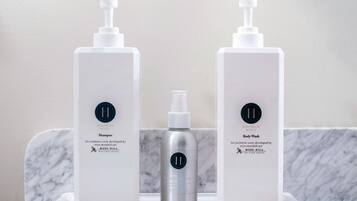 Dusche, umweltfreundliche Kosmetikartikel, Haartrockner, HandtĂŒcher