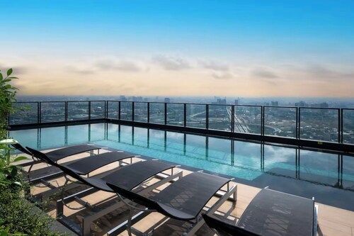 5 Star Rama 9 Luxury Apartment Infinity Pool