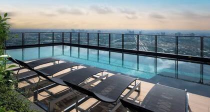 5 Star Rama 9 Luxury Apartment Infinity Pool