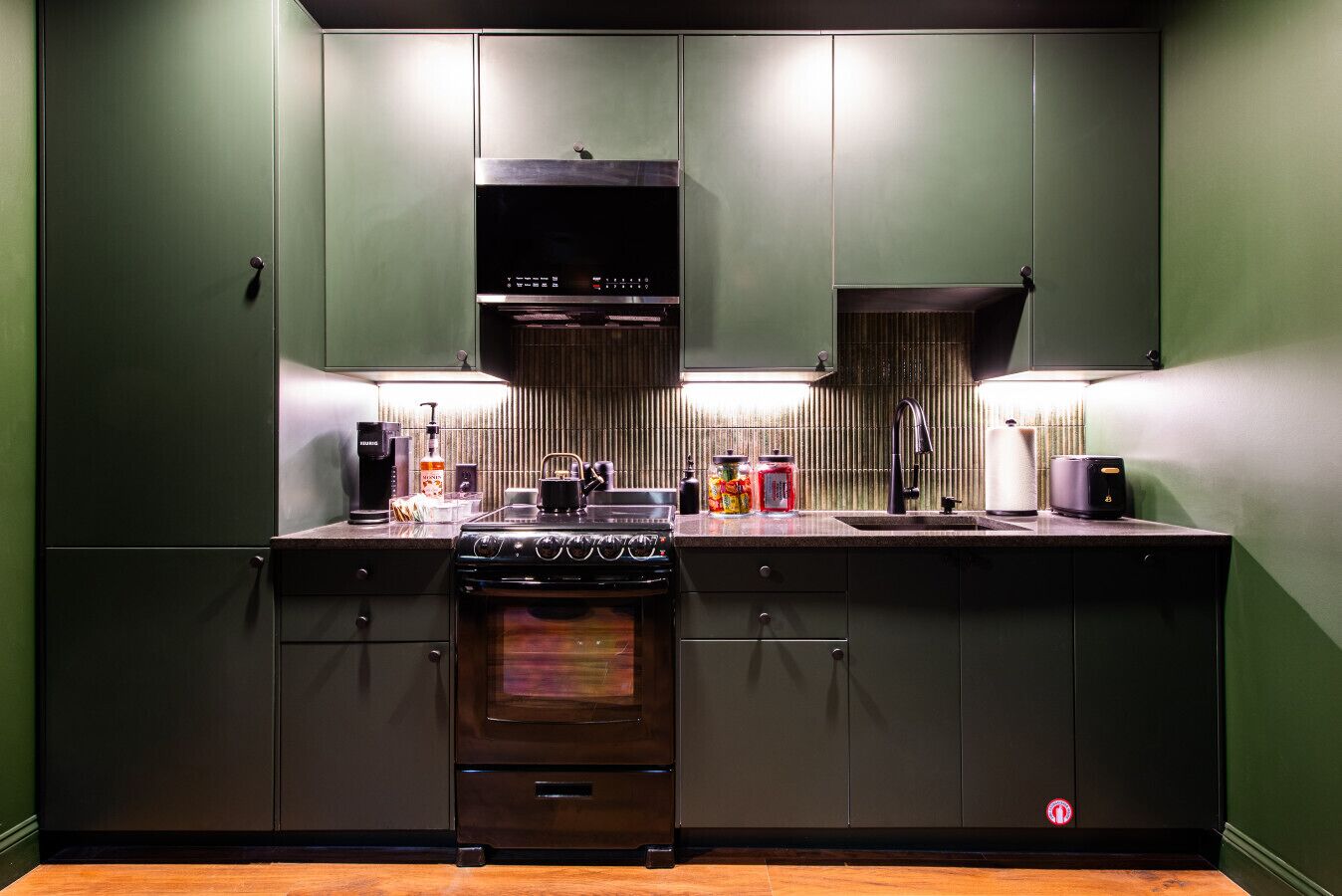 Réfrigérateur, micro-ondes, four, plaque de cuisson