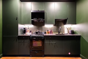 Réfrigérateur, four à micro-ondes, un four, surface de cuisson