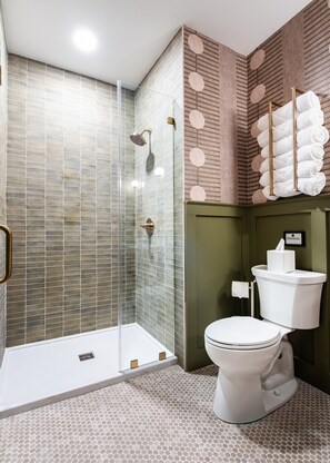 Regadera, amenidades de baño ecológicas, secadora de cabello, toallas 