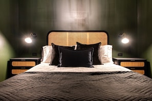 2 chambres, bureau, fer et planche à repasser, lit de bébé portatif