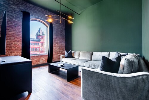 Hollyhock Suite 505: 2 beds/1 bath