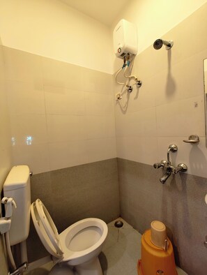 Quarto casal | Banheiro | Chuveiro, produtos de toalete grátis, toalhas de banho, sabonete