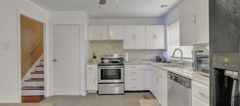 Large Home Sleeps 11 Adults. Great for Contractors