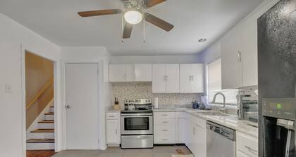 Large Home Sleeps 11 Adults. Great for Contractors