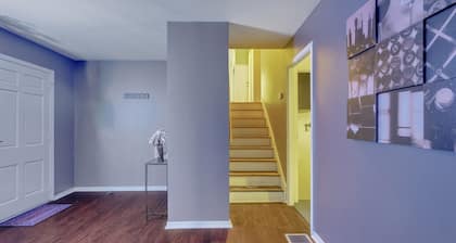 Large Home Sleeps 11 Adults. Great for Contractors