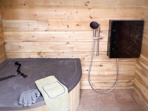 Shower, hair dryer, towels, toilet paper - Cosy Rural Escape Shrawley Worcestershire (Shrawley)