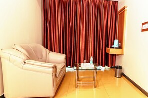 Habitación Deluxe doble, vistas a la ciudad | Escritorio y espacio para trabajar con un portátil