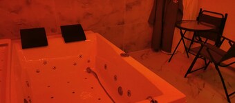 *Relaxare Premium* Apartament cu Jacuzzi & Saună!
