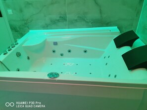Ducha, toallas, jabón, papel higiénico