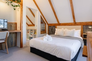 2 bedrooms, desk, free WiFi, bed sheets
