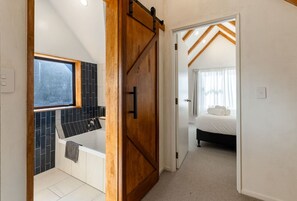 2 bedrooms, desk, free WiFi, bed sheets