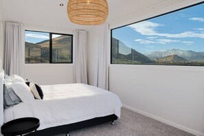 Desk, WiFi, bed sheets