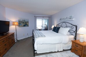 Desk, iron/ironing board, WiFi, bed sheets - Pacific Comber, Anchored in Family Tradition (Nanoose Bay)