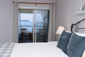 Desk, iron/ironing board, WiFi, bed sheets - Pacific Comber, Anchored in Family Tradition (Nanoose Bay)
