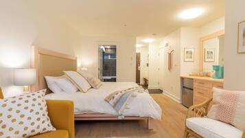 Desk, iron/ironing board, WiFi, bed sheets