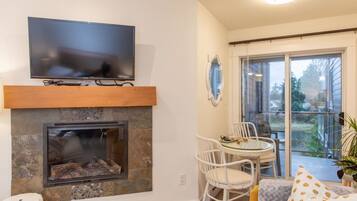 Televisie en een open haard