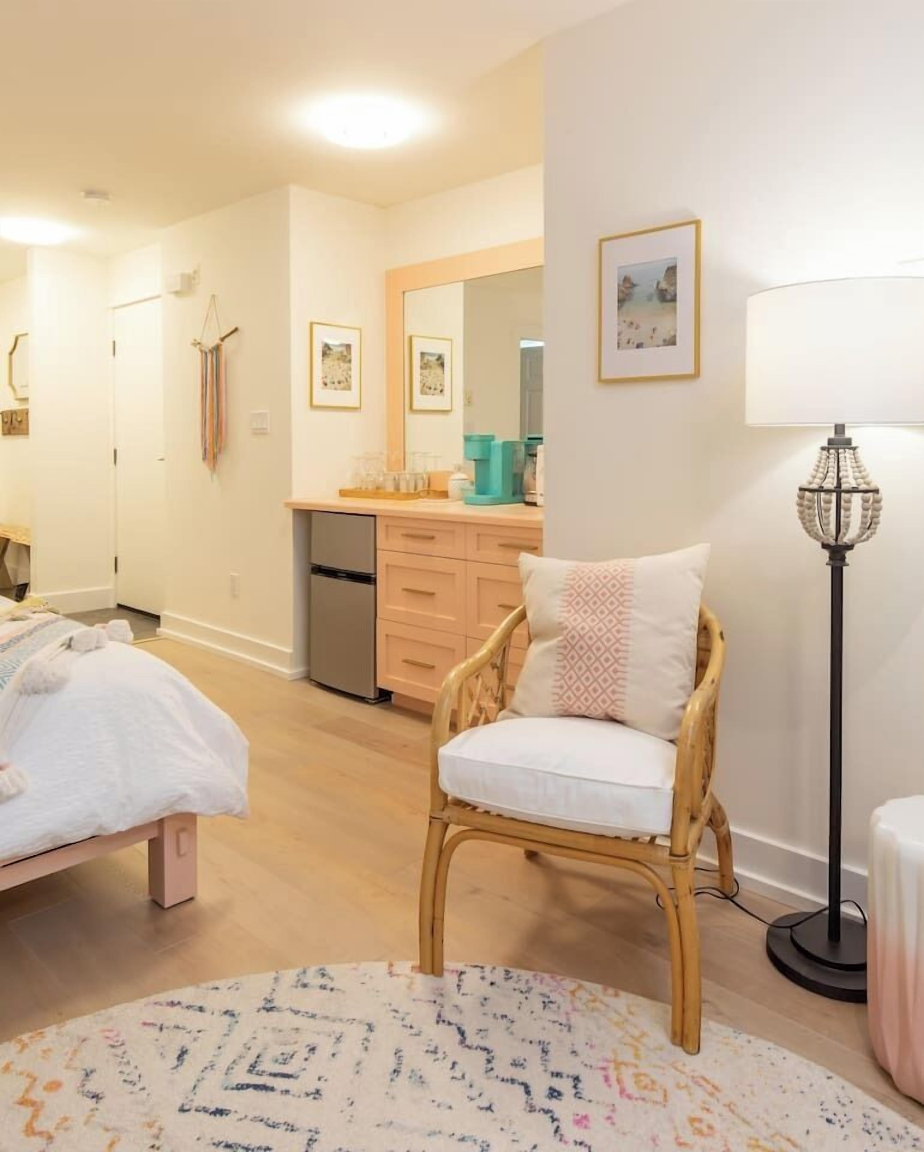 Desk, iron/ironing board, WiFi, bed sheets