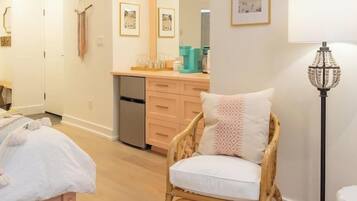 Desk, iron/ironing board, WiFi, bed sheets