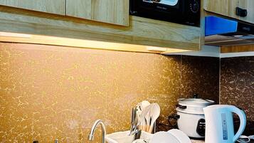 Jääkaappi, mikroaaltouuni, syöttötuoli