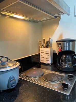 Refrigerador, microondas, placa de cocina, cafetera/tetera