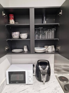 Mikrobølgeovn, kokeplater, kaffetrakter/tekoker og brødrister