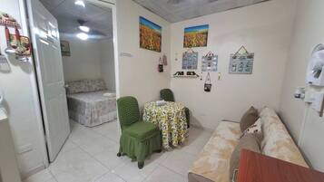 1 makuuhuone, silitysrauta/-lauta, internet, vuodevaatteet