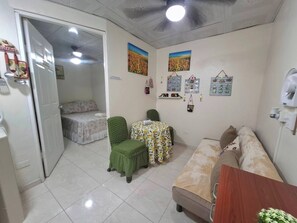 1 makuuhuone, silitysrauta/-lauta, internet, vuodevaatteet