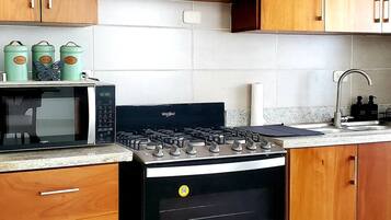 Frigorifero, microonde, forno, piano cottura