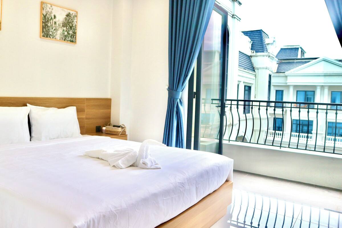 Double Room, Balcony, City View | Desk, free WiFi