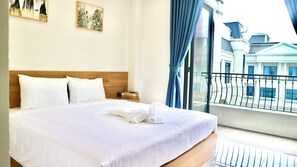 Dobbeltrom, balkong, byutsikt | Skrivebord og wi-fi (inkludert)