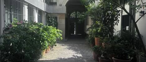 المنطقة المحيطة بالمنشأة