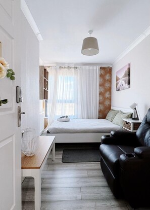 2 bedrooms, iron/ironing board, internet