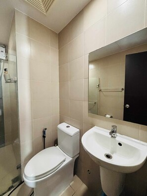 Shower, hair dryer, towels