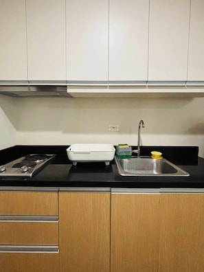 Fridge, microwave, stovetop