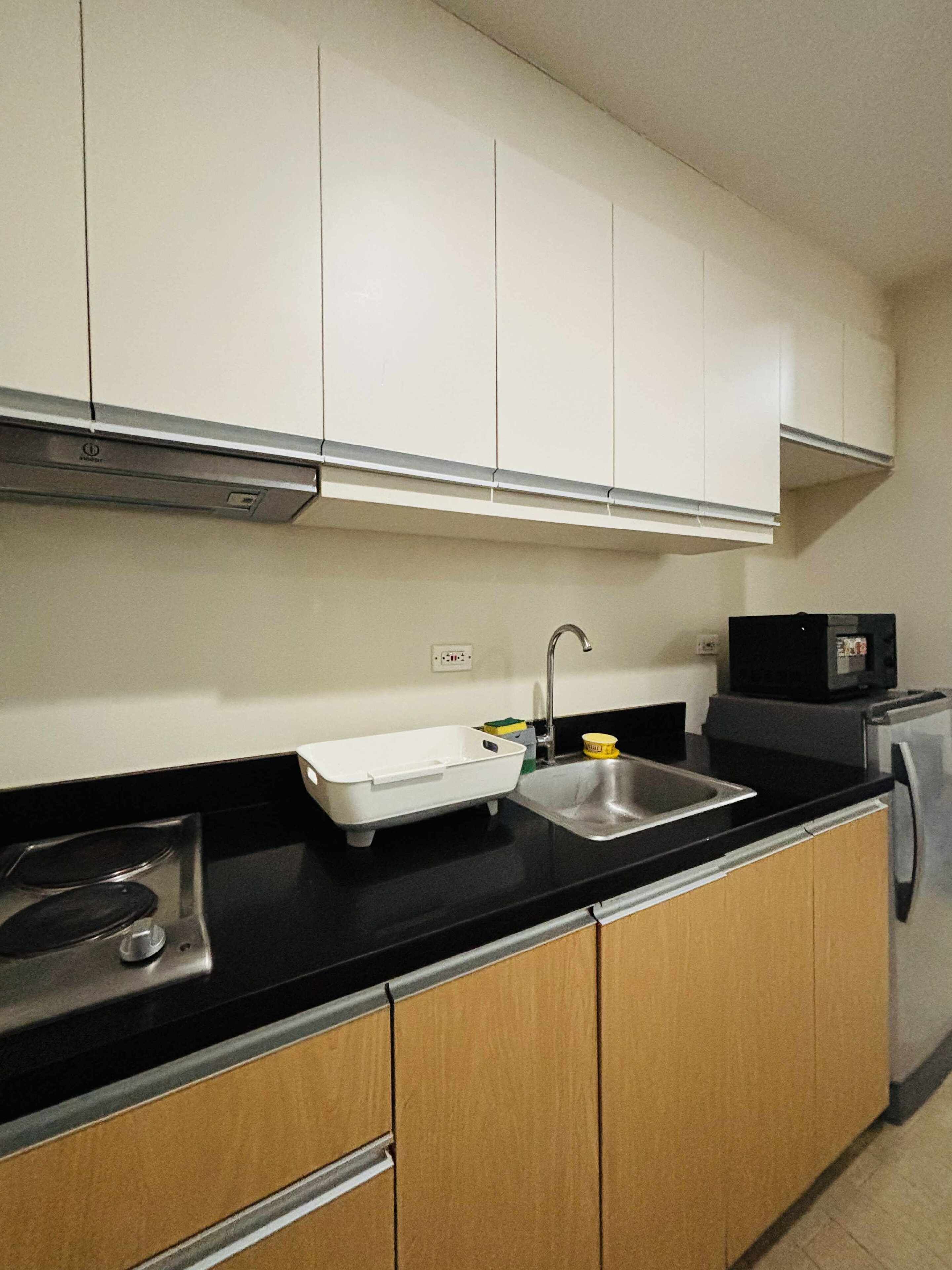 Refrigerador, microondas y parrilla de estufa 